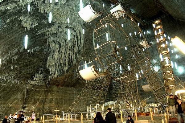 别再聊迪士尼了！罗马尼亚盐矿里有个不可思议的地下乐园