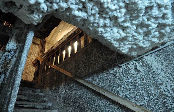 别再聊迪士尼了！罗马尼亚盐矿里有个不可思议的地下乐园