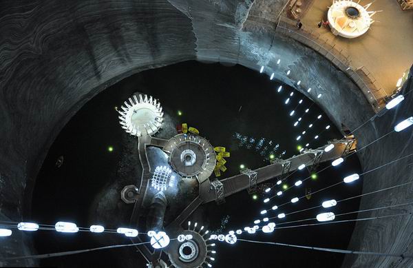 别再聊迪士尼了！罗马尼亚盐矿里有个不可思议的地下乐园