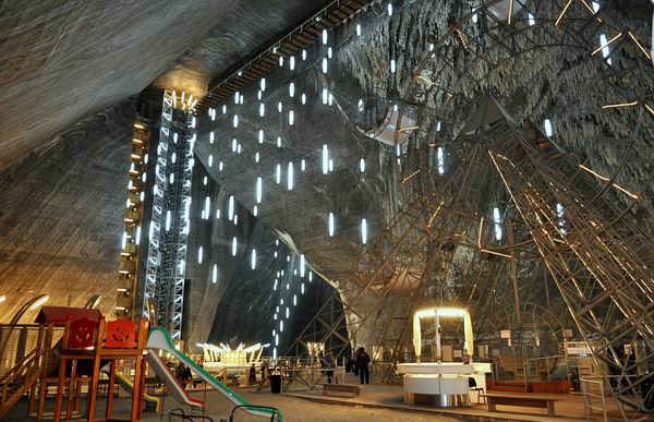 别再聊迪士尼了！罗马尼亚盐矿里有个不可思议的地下乐园