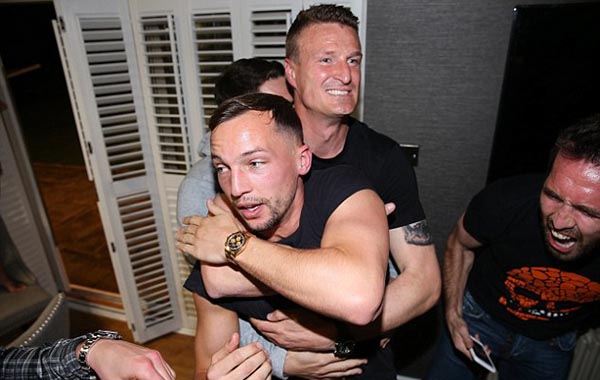 卡梅伦、阿黛尔怒吹一波！30年老莱斯特城球迷这样庆祝夺冠