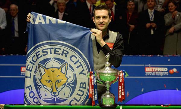 卡梅伦、阿黛尔怒吹一波！30年老莱斯特城球迷这样庆祝夺冠