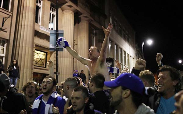 卡梅伦、阿黛尔怒吹一波！30年老莱斯特城球迷这样庆祝夺冠