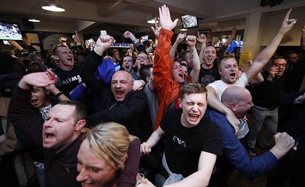 卡梅伦、阿黛尔怒吹一波！30年老莱斯特城球迷这样庆祝夺冠