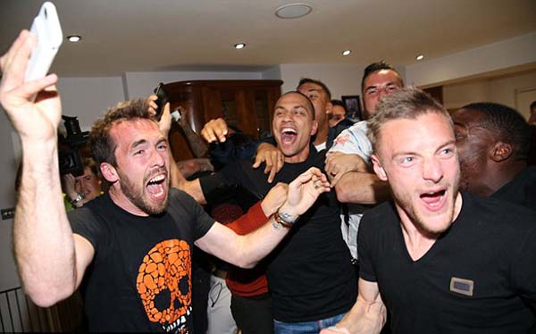 卡梅伦、阿黛尔怒吹一波！30年老莱斯特城球迷这样庆祝夺冠