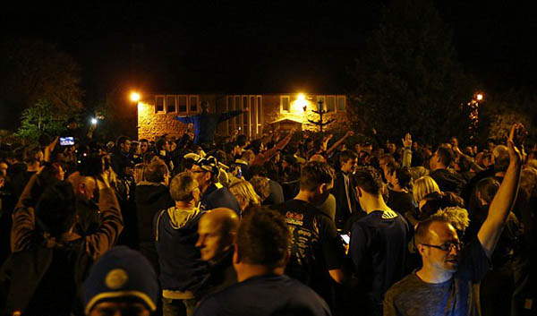 卡梅伦、阿黛尔怒吹一波！30年老莱斯特城球迷这样庆祝夺冠