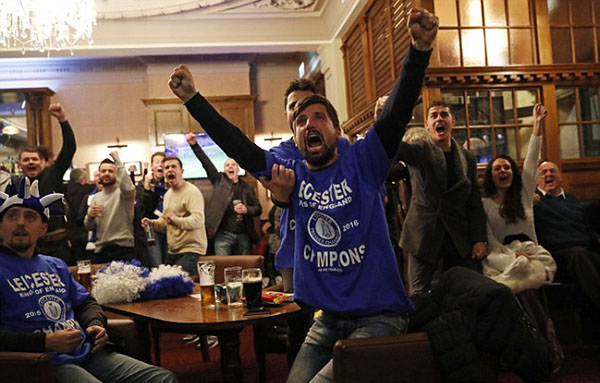 卡梅伦、阿黛尔怒吹一波！30年老莱斯特城球迷这样庆祝夺冠