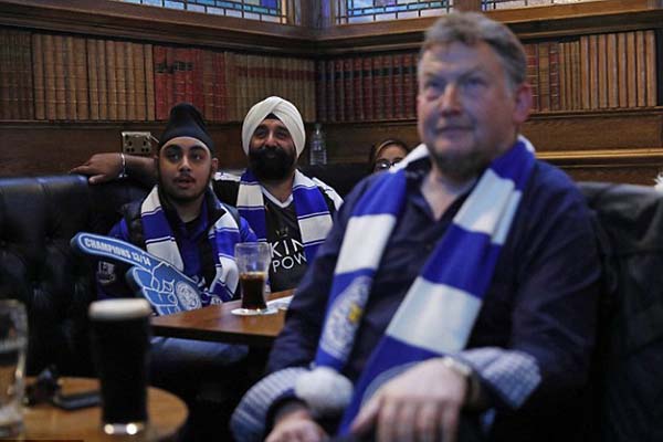 卡梅伦、阿黛尔怒吹一波！30年老莱斯特城球迷这样庆祝夺冠