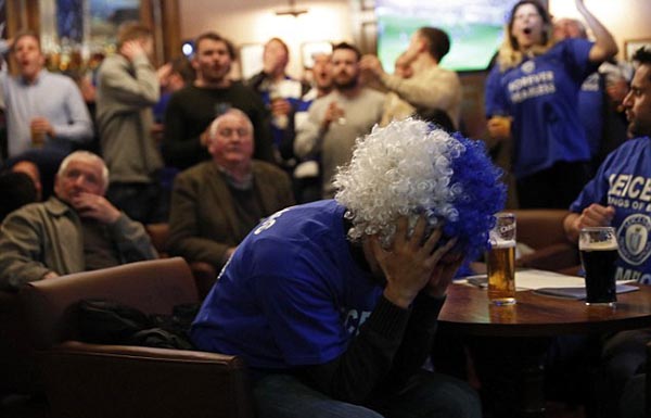 卡梅伦、阿黛尔怒吹一波！30年老莱斯特城球迷这样庆祝夺冠