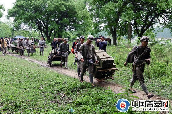 八一电影制片厂拍新片《第四道封锁线》纪念长征胜利80周年