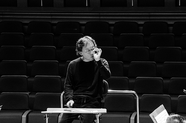 郑明勋：高于音乐的，那就是人性