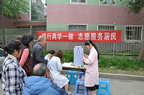 复件 凤凰社区：践行两学一做志愿服务居民.jpg