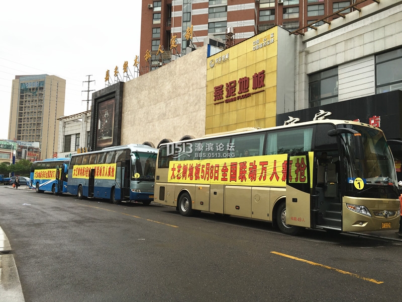 三辆大巴.JPG