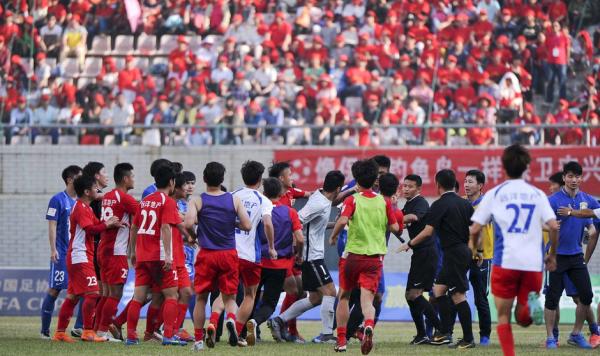 足协杯爆发大规模冲突！业余球队武汉宏兴围攻江苏苏宁