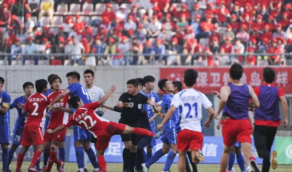 足协杯爆发大规模冲突！业余球队武汉宏兴围攻江苏苏宁