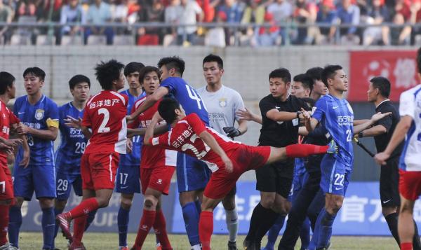 足协杯爆发大规模冲突！业余球队武汉宏兴围攻江苏苏宁