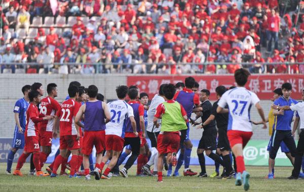 武汉宏兴开除斗殴球员，“业余暴力”面前，足协权力太有限