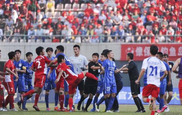 武汉宏兴开除斗殴球员，“业余暴力”面前，足协权力太有限