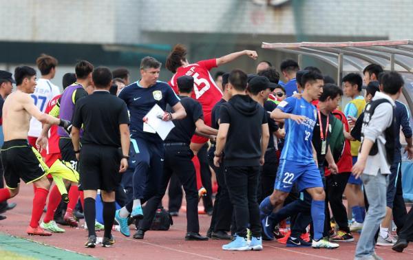 武汉宏兴开除斗殴球员，“业余暴力”面前，足协权力太有限