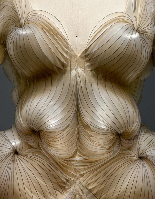 看展览|手作x机器：科技时代设计师如何做衣服?