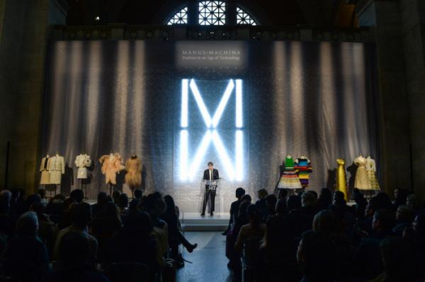 看展览|手作x机器：科技时代设计师如何做衣服?