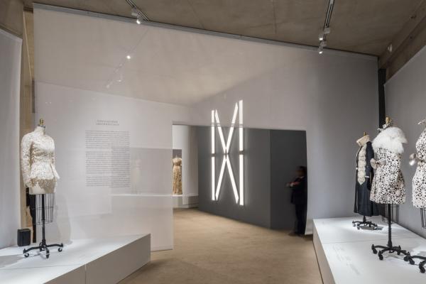 看展览|手作x机器：科技时代设计师如何做衣服?