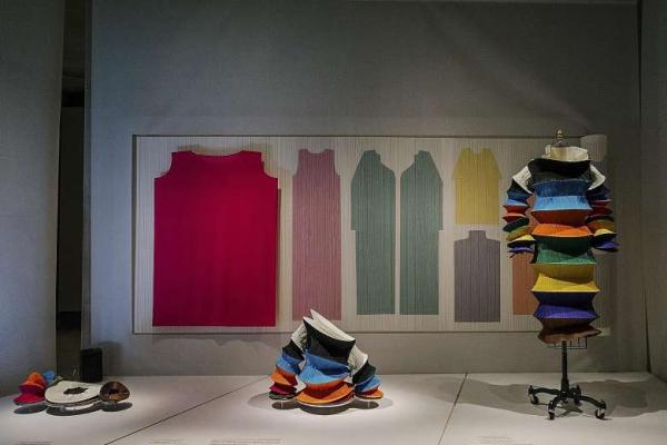 看展览|手作x机器：科技时代设计师如何做衣服?