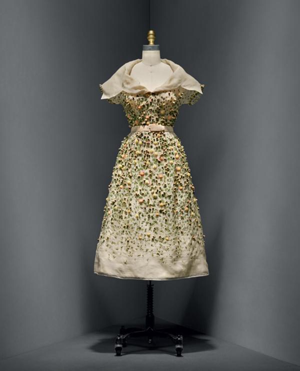 看展览|手作x机器：科技时代设计师如何做衣服?