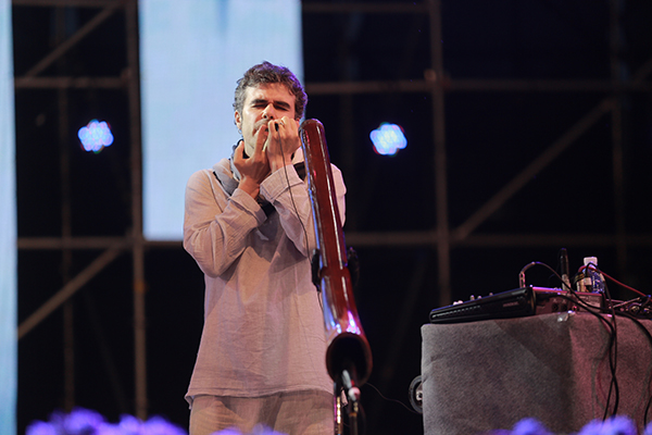 辰山草地广播音乐节雨中收官：只要有一位观众，我们都演