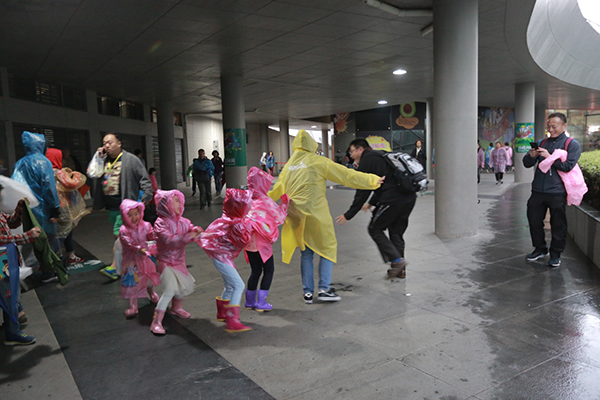 辰山草地广播音乐节雨中收官：只要有一位观众，我们都演