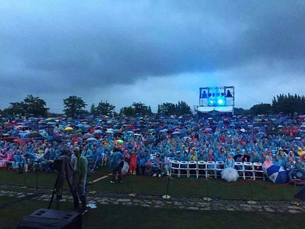 辰山草地广播音乐节雨中收官：只要有一位观众，我们都演