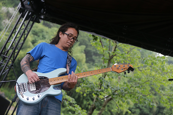 辰山草地广播音乐节雨中收官：只要有一位观众，我们都演