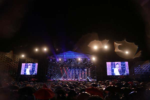 辰山草地广播音乐节雨中收官：只要有一位观众，我们都演
