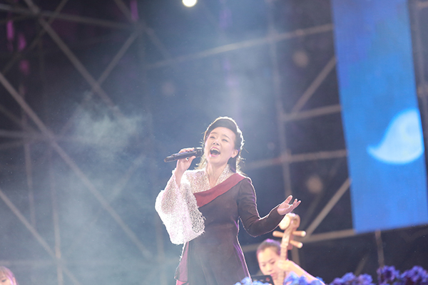 辰山草地广播音乐节雨中收官：只要有一位观众，我们都演