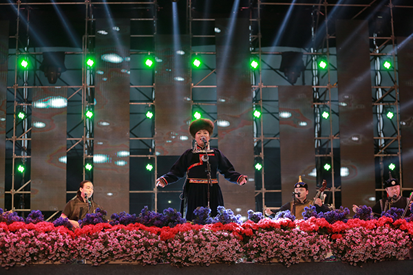 辰山草地广播音乐节雨中收官：只要有一位观众，我们都演