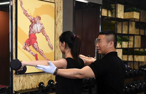 央视调查健身私教乱象：零基础7天拿证书，近半无专业背景