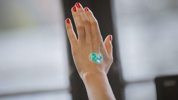 化妆品“智能化”：VR、3D、机器人全用上了