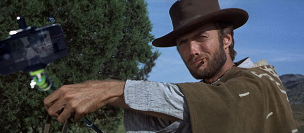 趣看｜经典电影片断被篡改，手持长枪换长物