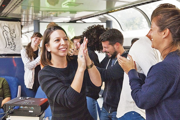 她们掌握她们的旅行