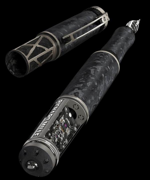 城会玩：这块十几万的“腕表”连时间都看不了