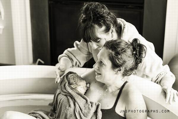 她陪着她分娩，经历一辈子最大的痛苦和快乐