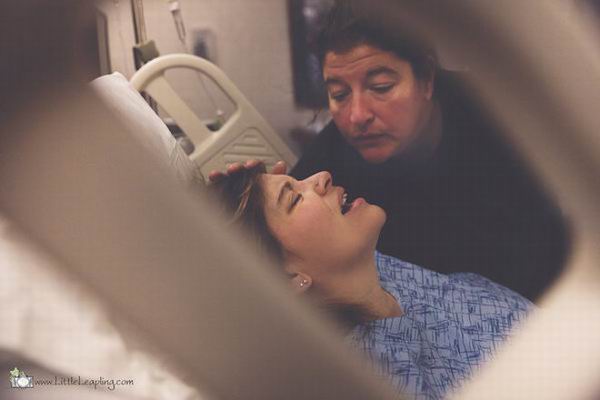 她陪着她分娩，经历一辈子最大的痛苦和快乐