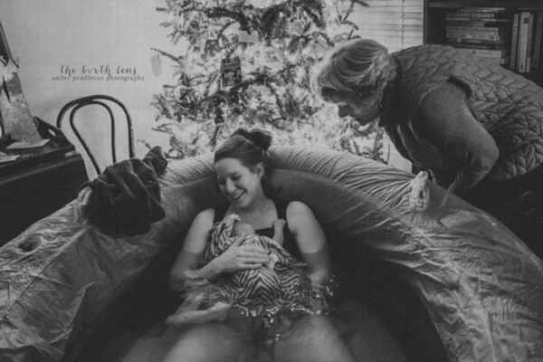 她陪着她分娩，经历一辈子最大的痛苦和快乐