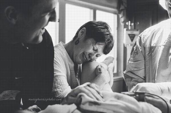 她陪着她分娩，经历一辈子最大的痛苦和快乐