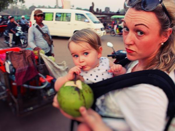 趁着一年的带薪产假，她带上新生女儿环游世界