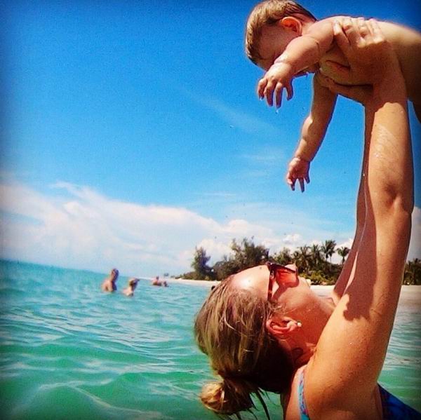 趁着一年的带薪产假，她带上新生女儿环游世界