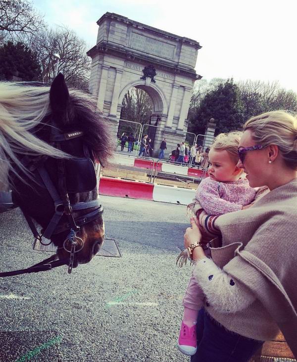 趁着一年的带薪产假，她带上新生女儿环游世界
