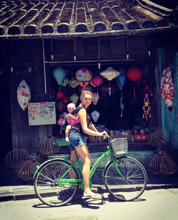 趁着一年的带薪产假，她带上新生女儿环游世界