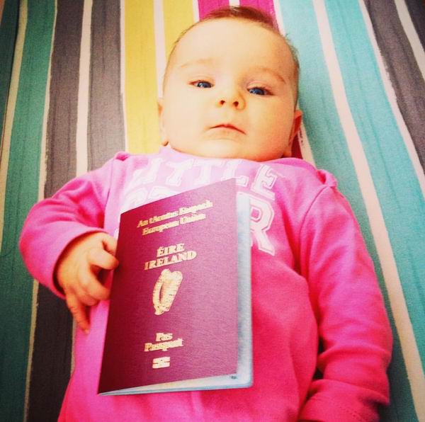 趁着一年的带薪产假，她带上新生女儿环游世界