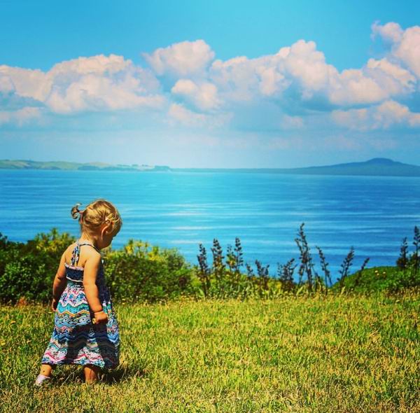 趁着一年的带薪产假，她带上新生女儿环游世界